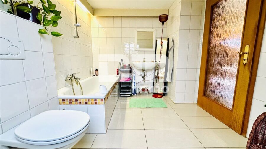Hochwertiges Drei- bis Vierfamilienhaus in erhobener Ortsrandlage mit Panoramablick - DG Badezimmer / Badewanne
